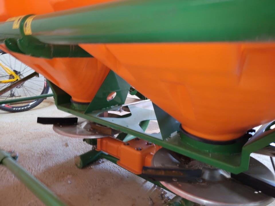 Distribuidor de fertilizantes e sementes